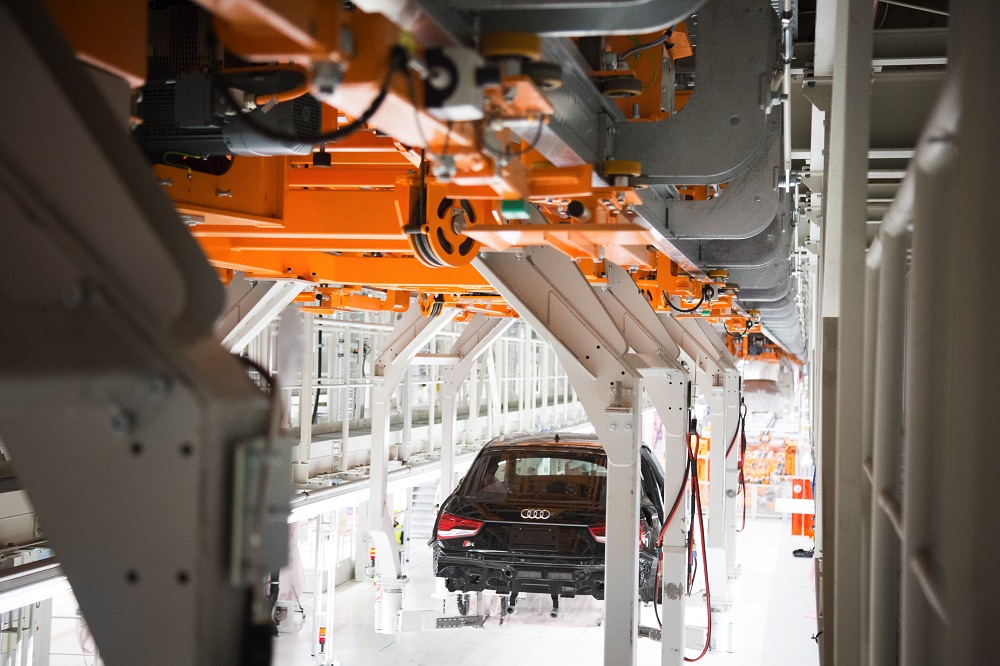 Produkcja pojazdów o różnych wymiarach w okresie przejściowym - dwutorowa elektryczna kolejka podwieszana z kompaktowym Audi A1 na linii.