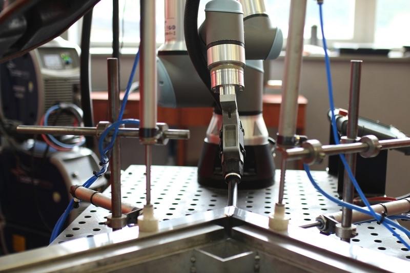 Cobot UR10e automatyzuje spawanie w branży budowlanej