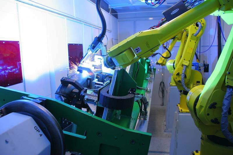 Fabryki otwierają się na roboty przemysłowe