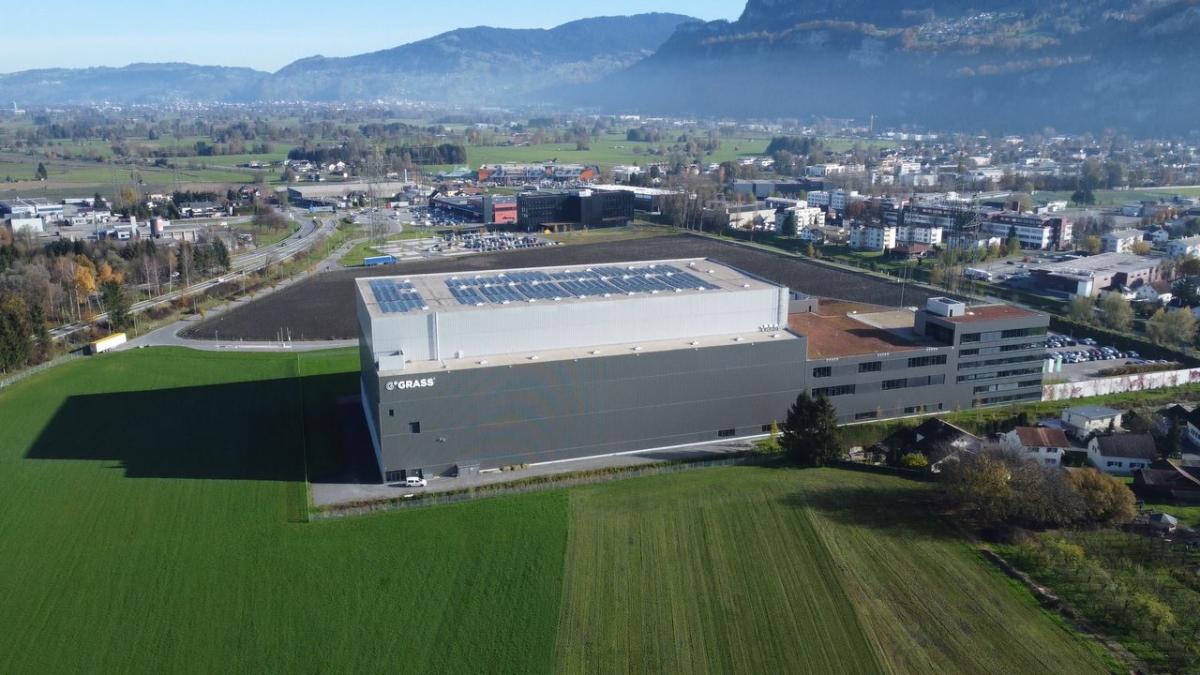 Centrum logistyczne GRASS z magazynem wysokiego składowania od KARDEX