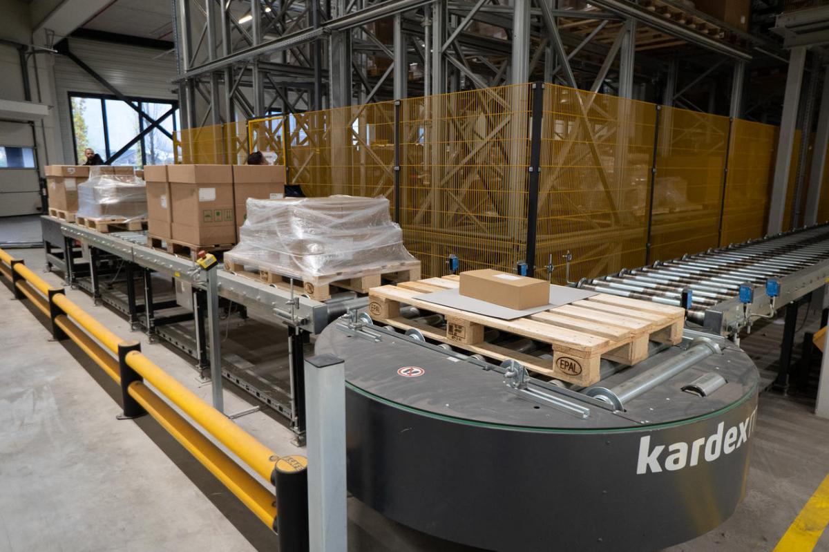 Centrum logistyczne GRASS z magazynem wysokiego składowania od KARDEX