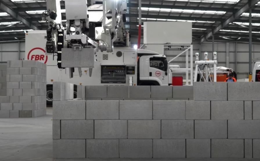 Robot Hadrian X rekordzistom w układaniu cegieł