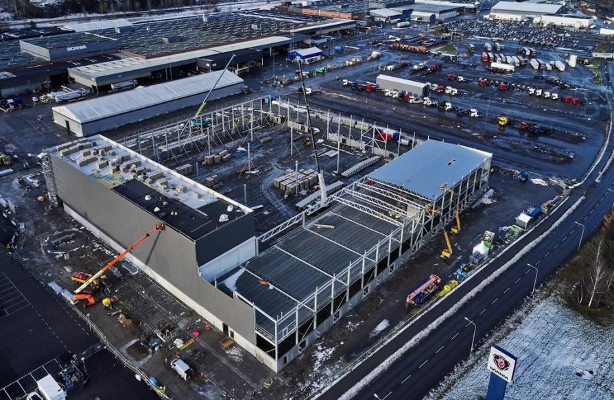 Roboty ABB w nowym zakładzie montażu akumulatorów Scania