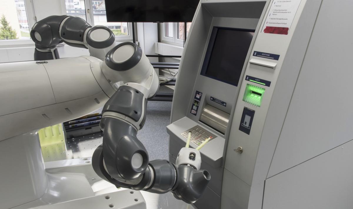 Robot współpracujący ABB testuje bankomaty