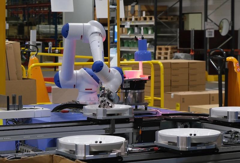 Coboty HC10 robotyzują produkcję oświetlenia