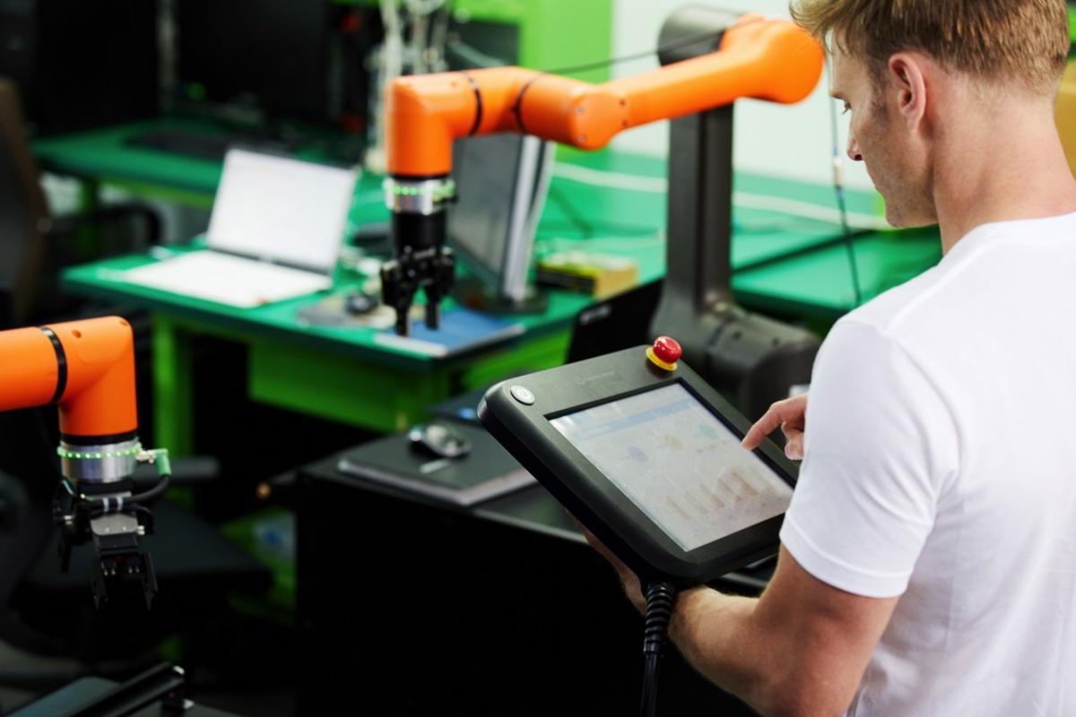 Roboty współpracujące – czym są? Zastosowanie, rodzaje, normy, cena