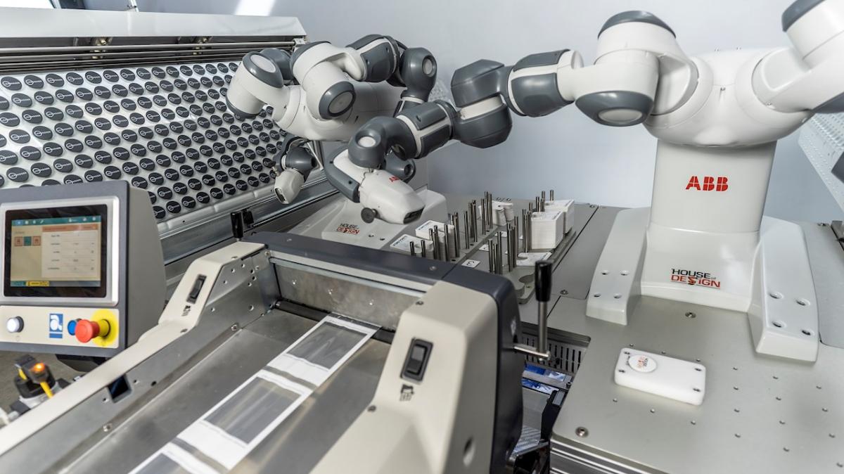 Roboty współpracujące YuMi® zwiększają wydajność linii pakującej