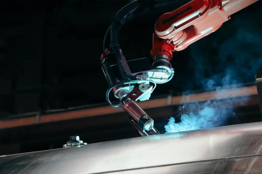 Zrobotyzowane spawanie z obracającą się kamerą laserową