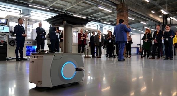 Roboty mobilne AGV i AMR - intralogistyka w wydaniu 4.0