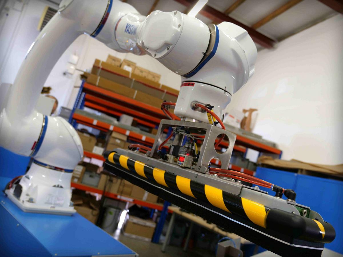 Cobot Yaskawa na stacji paletyzującej