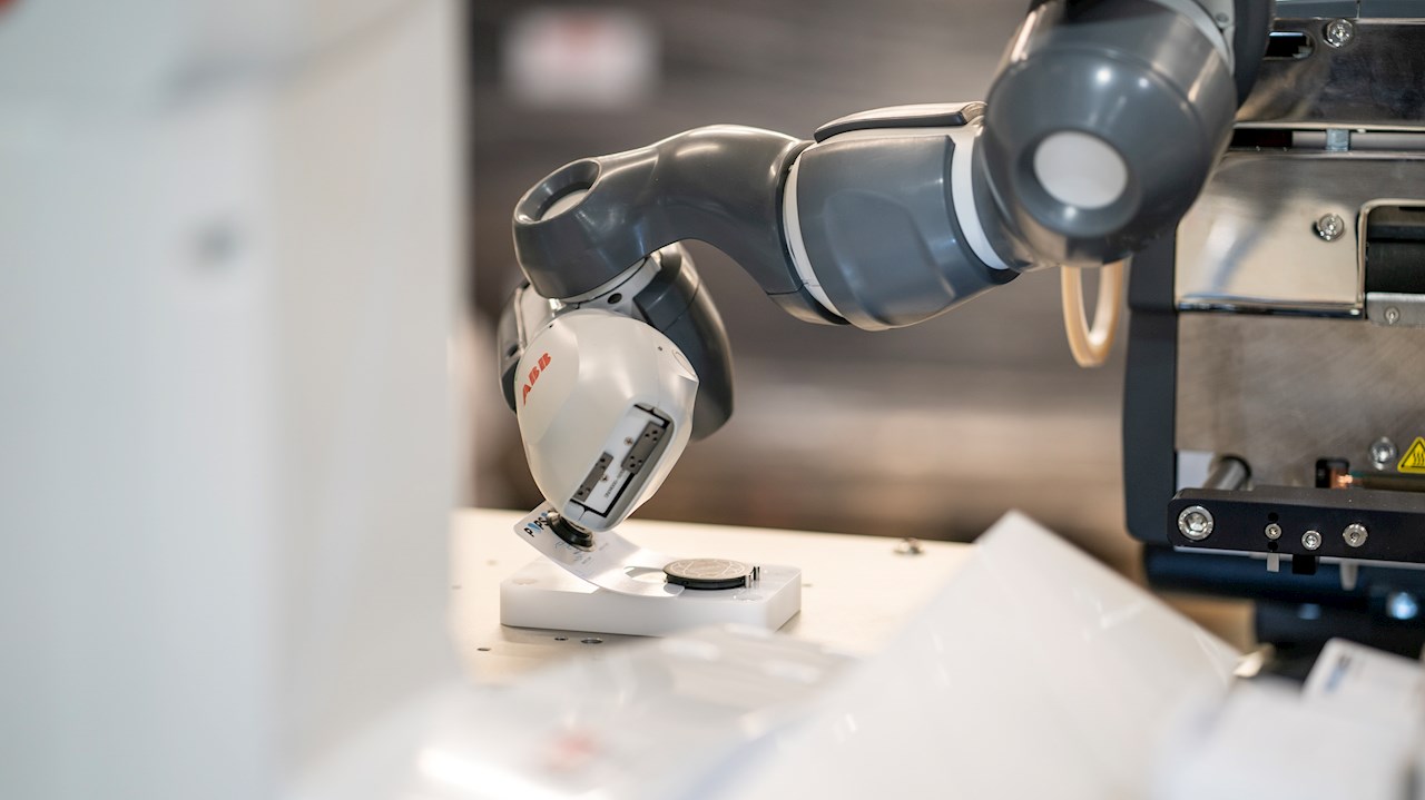Roboty współpracujące YuMi® zwiększają wydajność linii pakującej