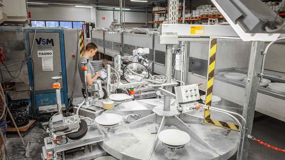 Cobot UR10 Universal Robots w fabryce ceramiki