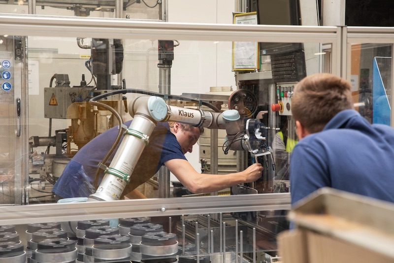 Universal Robots robot współpracujący na lini produkcyjne