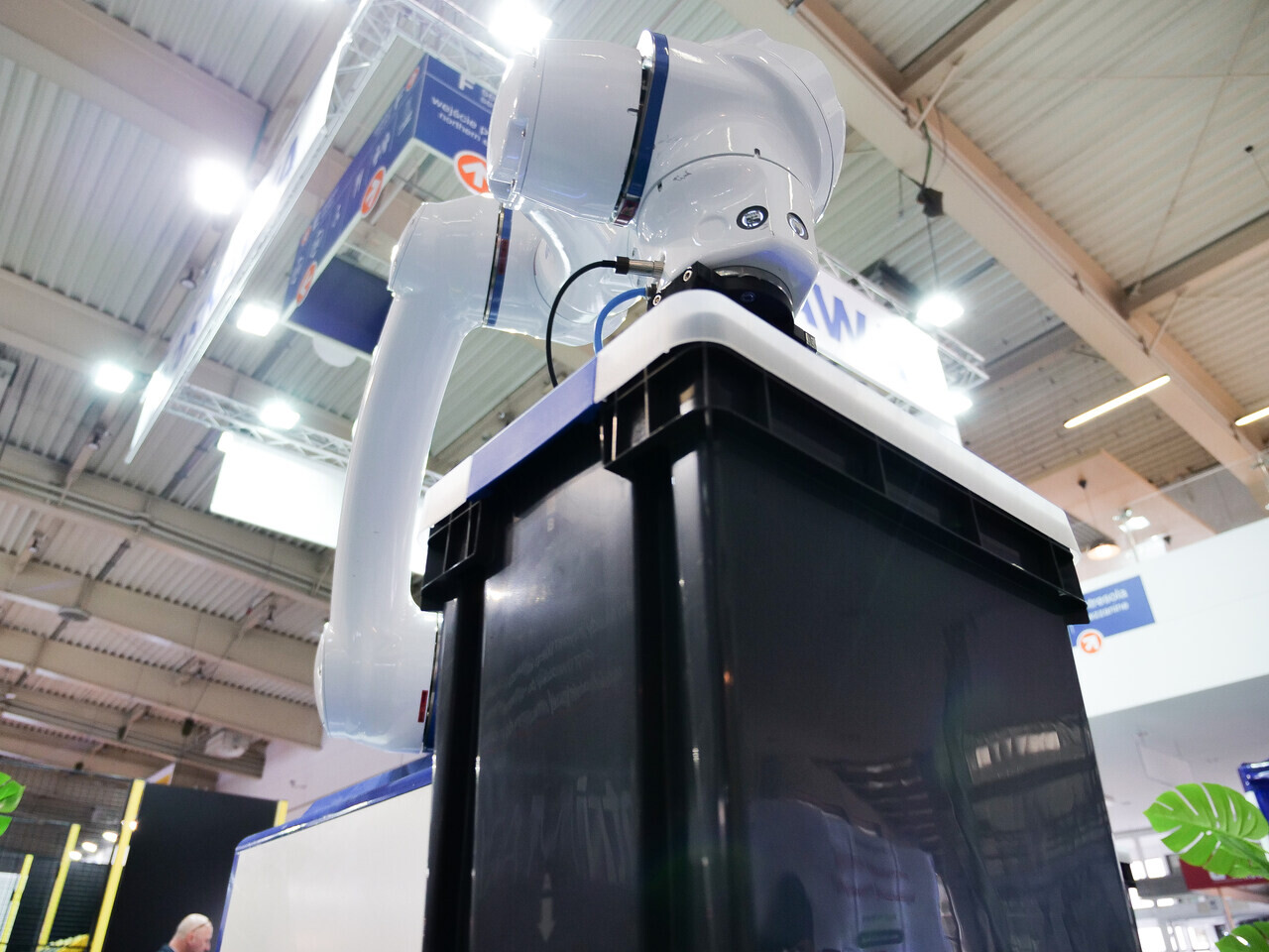 askawa-targi-itm-cobot-spawanie-cela3